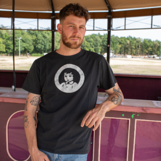 Man met antraciet shirt - wit rond logo