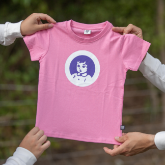Kindershirt roze met blauw logo op borst