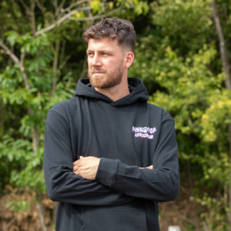 Man met line-up hoodie aan - logo op borst