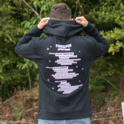 Man met line-up hoodie aan. complete programma op achterkant hoodie.