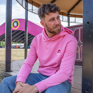 Man met roze hoodie aan - klein rond logo op linkerborst