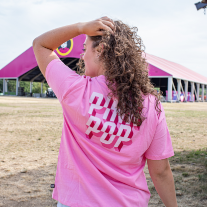Vrouw met roze shirt aan letter-logo op achterkant