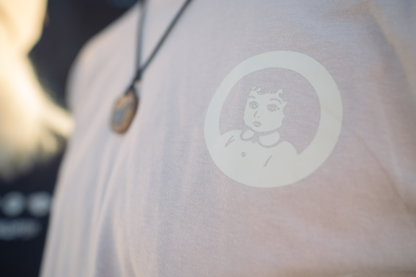 Bruin shirt met rond Pinkpop-logo op linkerborst.