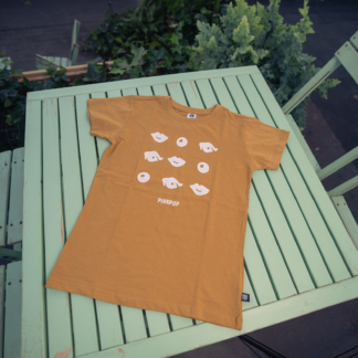 Foto van kids shirt okergeel met opdruk van signature pinkpop-oogjes en mondjes voor op borst