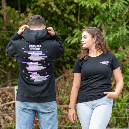 Vrouw met line-up shirt. Logo Pinkpop 2025 links op borst gedrukt.
