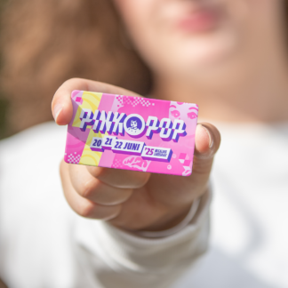 Pinkpop 2025 magneet met roze achtergrond.