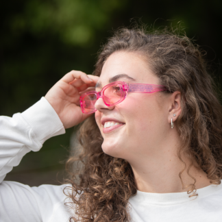 Roze zonnebril met opdruk 'Pinkpop' in blauwe fineline aan zijkant