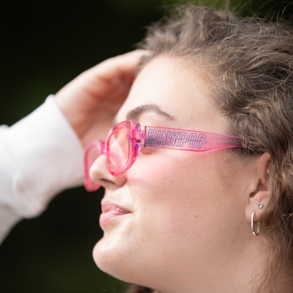 Roze zonnebril met opdruk 'Pinkpop' in blauwe fineline aan zijkant - detail